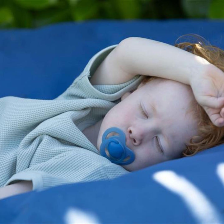 Nuby – Set de 5 tetine și suzete ortodontice din silicon moale | 3 modele pentru zi și noapte | 2 modele care strălucesc în întuneric | Fără BPA | Formă asemănătoare sânilor | Pentru 18-36 de luni