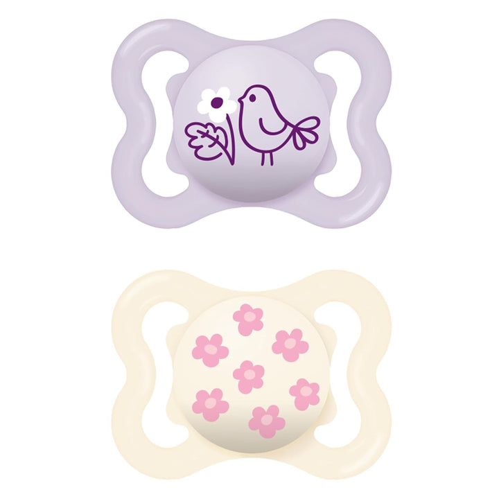 Suzete MAM Supreme, pachet de 2, suzete pentru bebeluși pentru dezvoltarea sănătoasă a dinților și a maxilarului, previne iritațiile pielii, cu cutie pentru suzetă, 0-6 luni, pasăre/margaretă